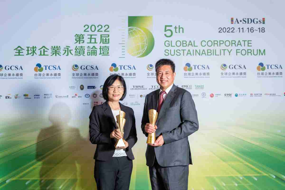 万利作为净零碳排先锋，，，，期引领价值链伙伴同行共好，，卫冕制造业组“十大典范企业” 二连冠殊荣(左：万利光电永续长古秀华，，，右：万利光电董事长暨执行长彭双浪)