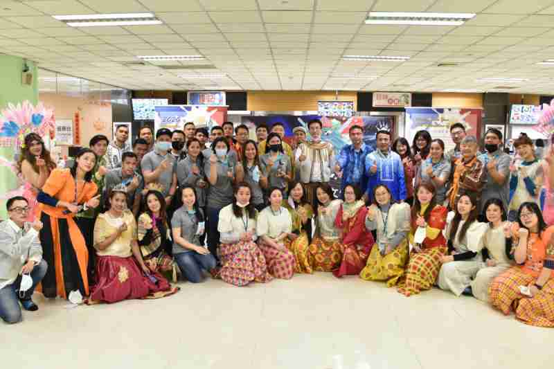 友達推動「安心、、、創新、、、用心、、同心、、盡心」五星職旅，，，為菲籍員工打造全方位照護，，首度贏得「人權實踐與發展領袖獎」殊榮