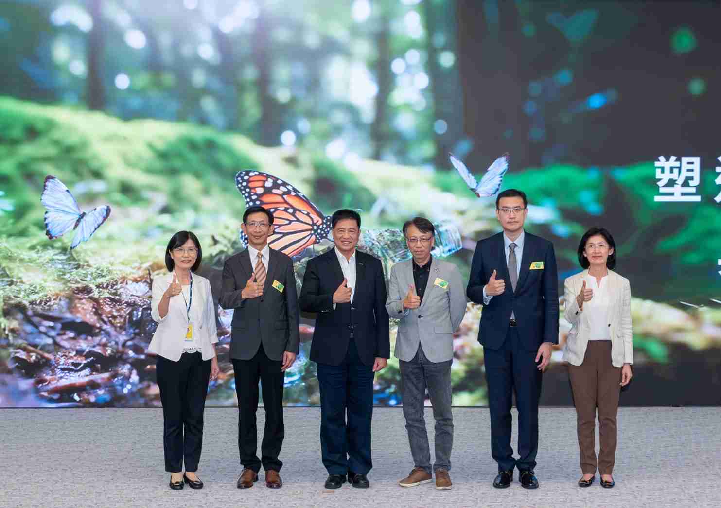 友達2023 CSR共榮大會，，邀請領域專家分享交流生物多樣性管理趨勢、、無塑產品、、、、海廢永續塑料等議題  （圖左到右：友達光電永續長古秀華、、、3M台灣技術長陳君杰、、、友達光電董事長暨集團策略長彭双浪、、光寶科技企業永續發展處處長陳慶暉、、、、安永聯合會計師事務所執業會計師曾于哲、、、友達光電供應鏈總部副總經理吳宜芳）