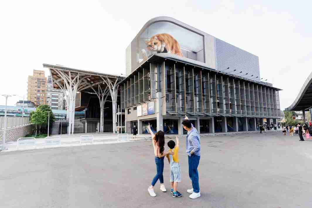 万利打造全台最大户外裸视3D LED弧形萤幕，，，，将超立体的软萌胖橘猫动画活跃于顶楼外墙