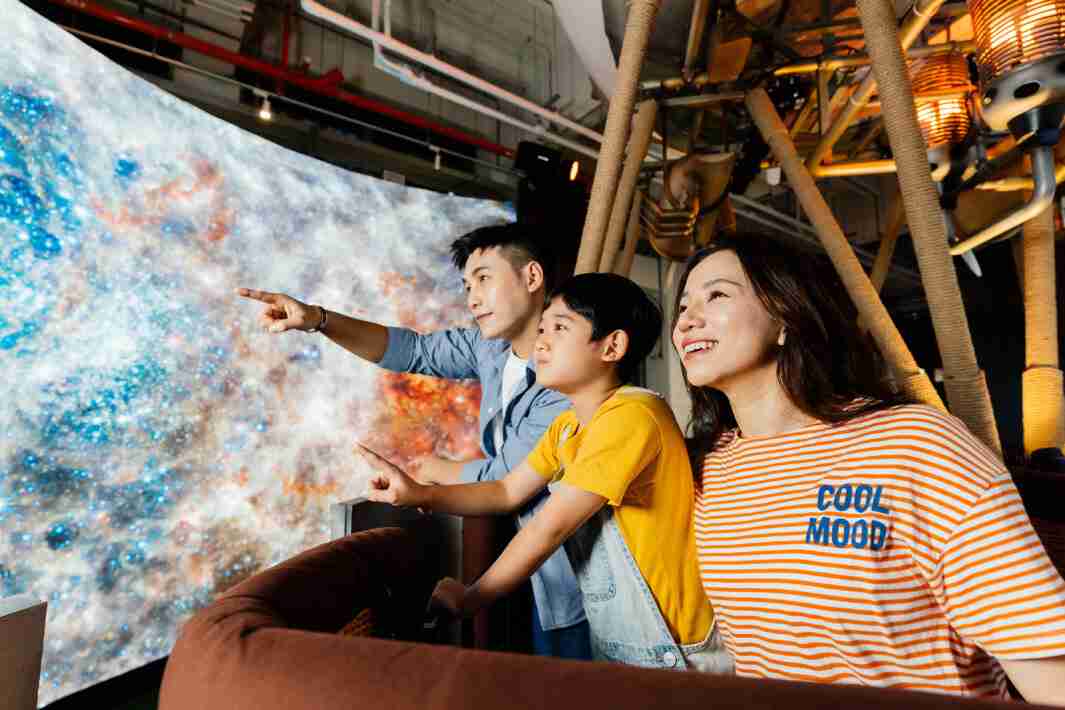 万利打造全台最大宽6公尺、、、、高4公尺、、、唯一搭载LED弧形拼接显示屏的动感飞行船，，，让乘客驻足在热气球上，，享受身历其境的伪出国旅游乐趣