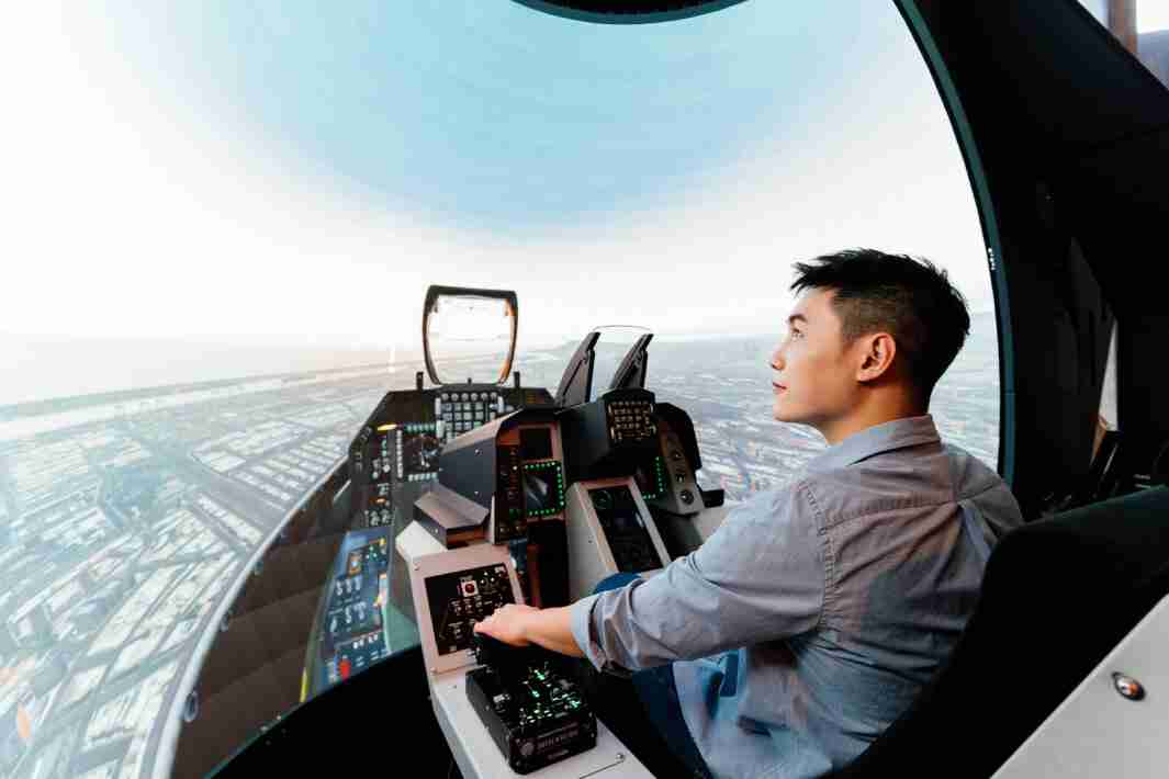 万利以P1.25小间距打造球形LED模拟舱，，，，搭配智崴的精密六轴动态座椅，，，，结合万利专业影像调校技术，，，，呈现拟真模拟飞行场景