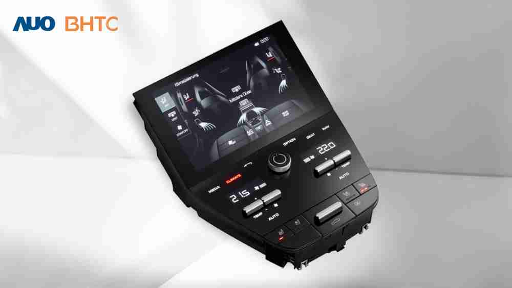 作為友達新生力軍，，，，BHTC所展示的中央與後座鞍部的Display HMI產品，，，可處理多區恆溫控制、、、、顯示畫面，，，呈現仿真3D車室分區；以力傳感技術精準傳遞觸感，，並結合音量及震動反饋，，，防止意外啟動，，提供使用者自然流暢、、、直觀且輕鬆駕馭的舒適介面