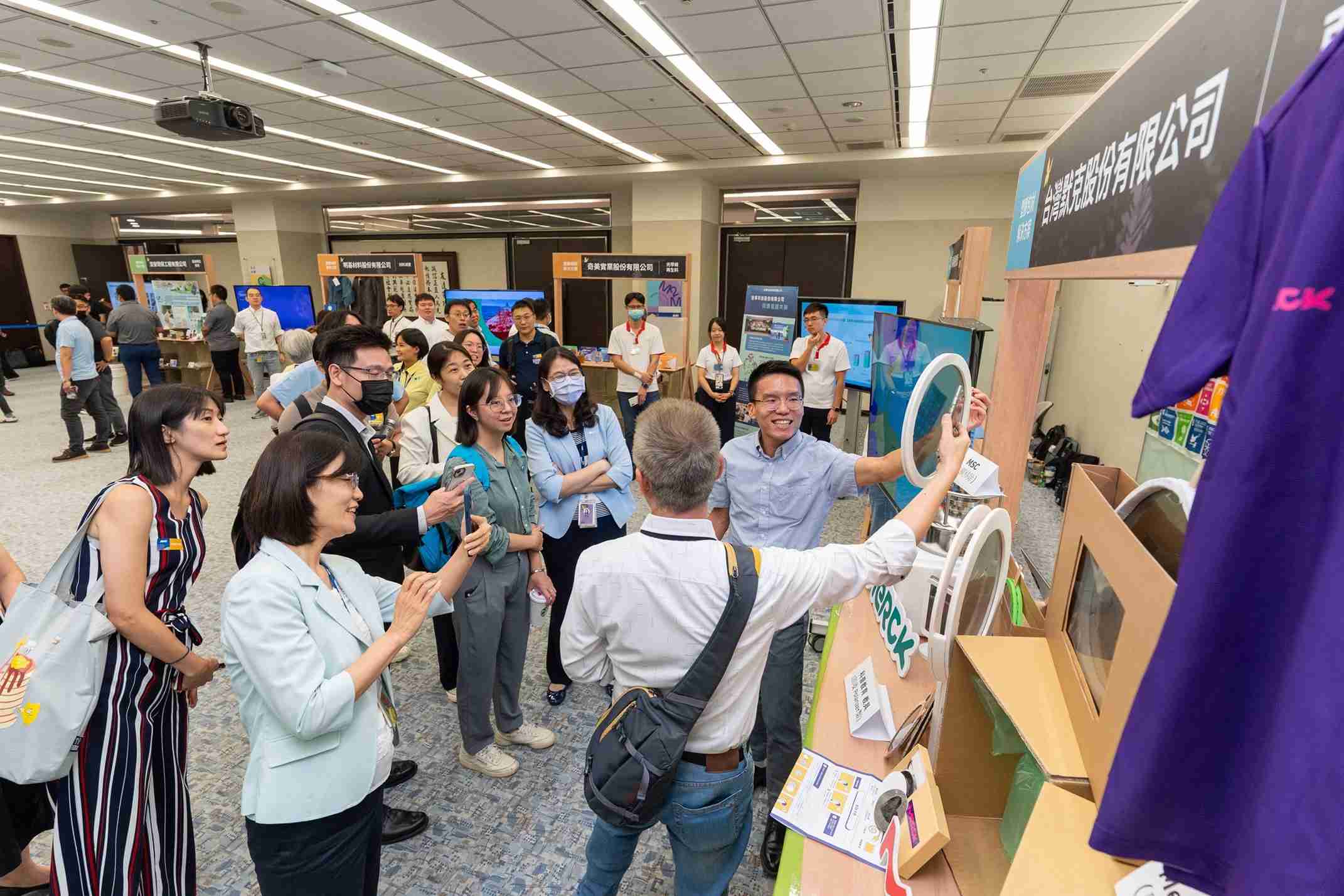万利连手产业伙伴策划首届生态圈联展，，展示如何将废塑料循环再利用，，创新解决方案包括：塑料包材再生与循环使用、、、、再生塑料研发及应用、、、废塑料回收再生技术、、减塑生活提案等