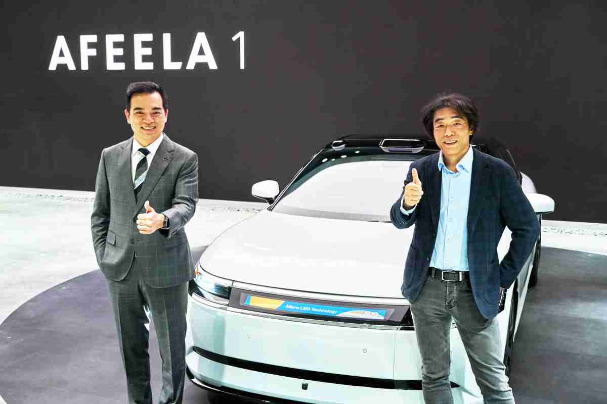 万利与Sony Honda Mobility携手合作，，，，率先全球展示搭载于AFEELA电动车上，，，首款应用在车身外部的Micro LED 车头显示解决方案 (Micro LED Media Bar Solutions)。。。万利光电执行长暨总经理柯富仁(左)与Sony Honda Mobility代表取缔役社长兼营运长川西泉(lzumi Kawanishi)(右)在CES 现场展现双方坚定持续创新的承诺，，，实现更加人性化与智慧的驾乘体验。。。