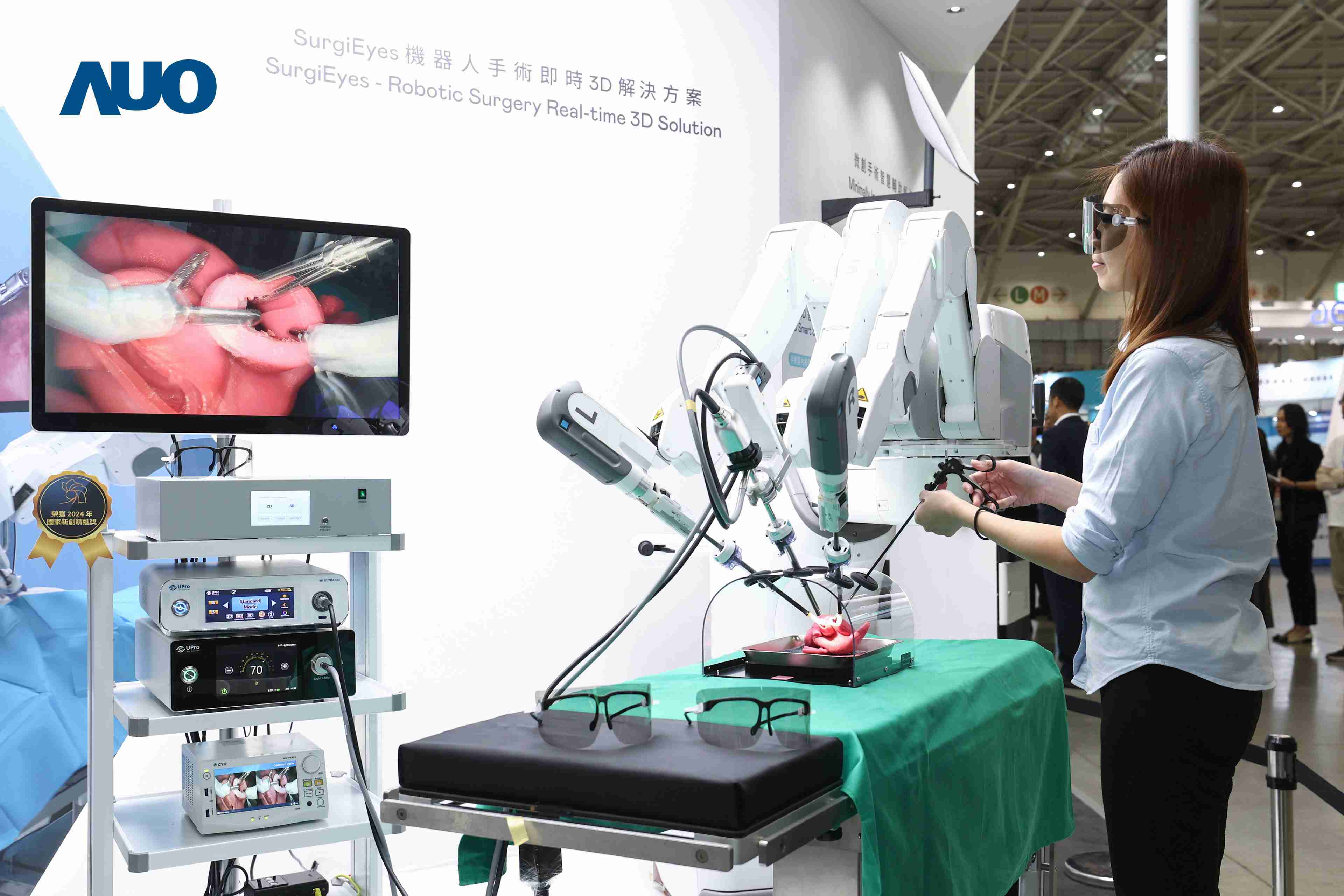 达擎以领先的3D显示技术推出〝SurgiEyes机器人手术实时3D解决方案〞，，，，整合先进3D图像处理与独家3D垂直宽视角、、、广色域的显示技术，，手术团队可实时同步主刀医师视角看到清晰3D影像，，，提升沟通效率与安全性。。。