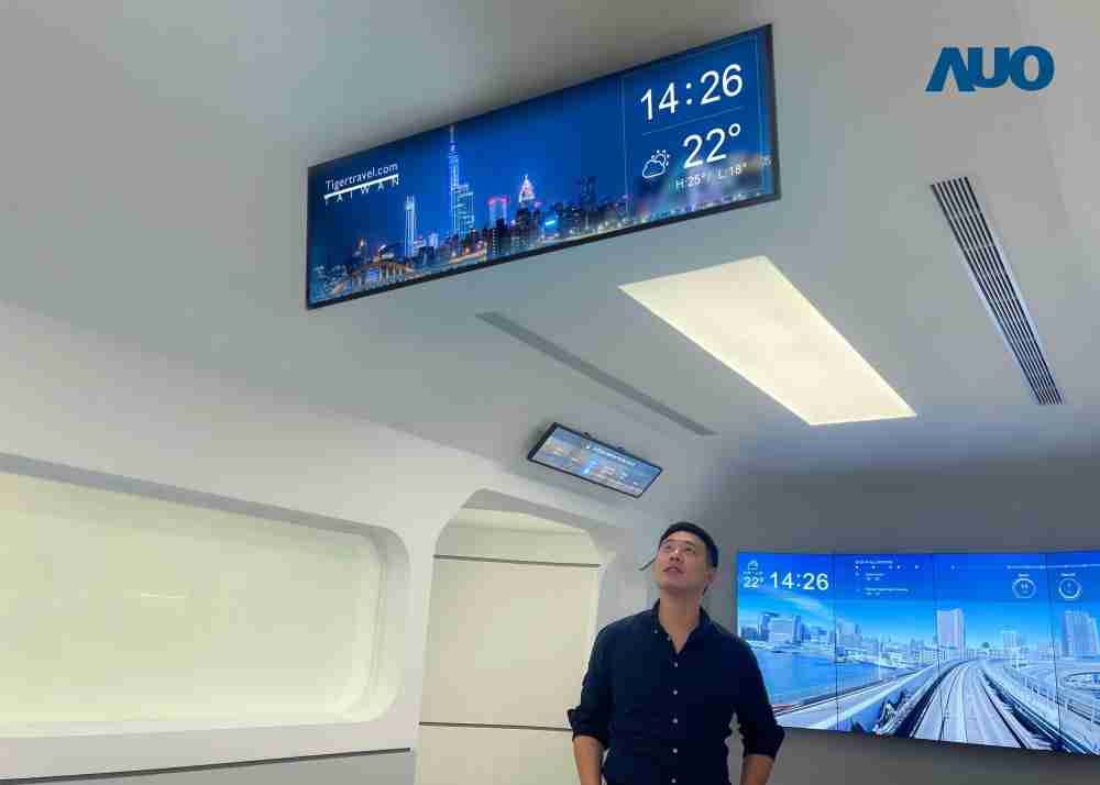 达擎TARTAN “37吋超薄双屏车厢显示器” 采用单一背光设计，，，，将双面显示器厚度大幅缩减至12mm，，支持长条屏 32:9 规格，，，突破传统分辨率限制，，提供旅客更清晰实时的乘车信息及广告讯息